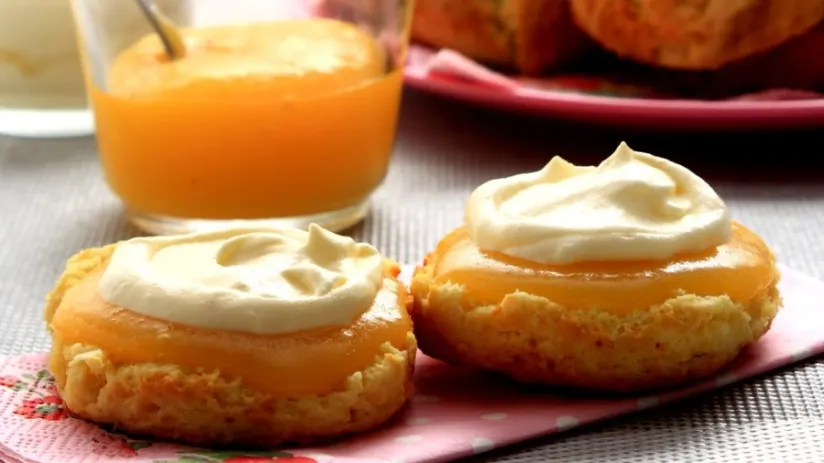 柠檬凝乳曲奇饼用鞭子奶油。