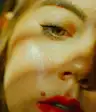 特写的女人的脸,汗水闪闪发光