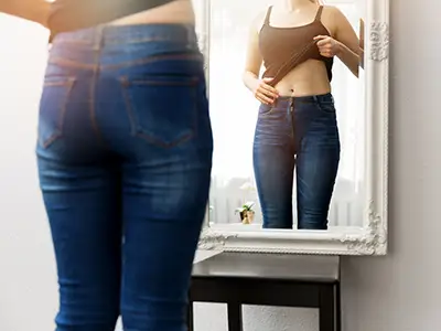 女人在镜子前检查自己的身体