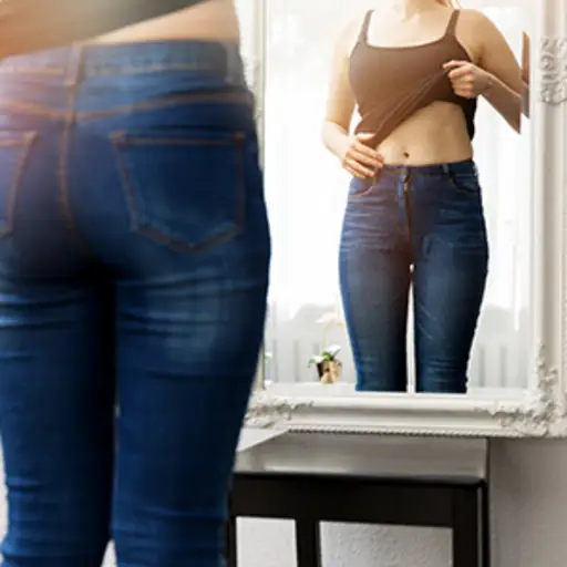女人在镜子前检查自己的身体