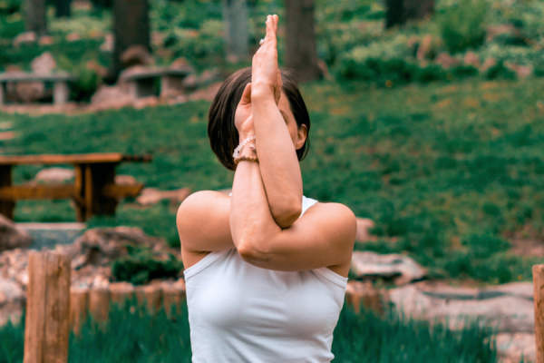 女人做瑜伽姿势手臂