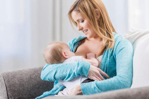 母亲母乳喂养婴儿。