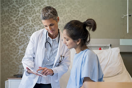 医生在药片上显示年轻女性医院病人信息。