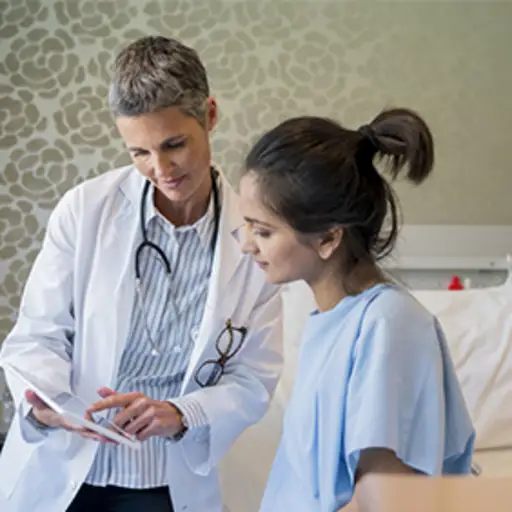 医生在平板电脑上显示年轻女病人的信息。