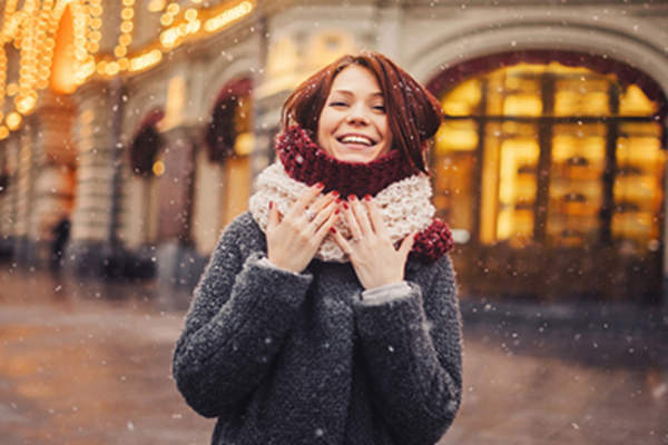 冬天戴围巾的女人。