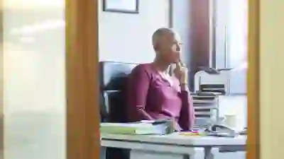 女商人在她的办公室里思考。