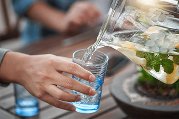 喝一杯柠檬水。