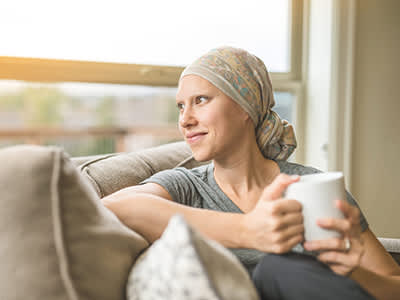 年轻女性癌症患者正在喝茶。