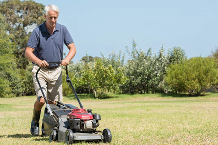 中年男子修剪草坪