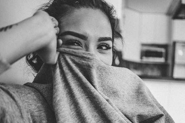 女人躲在她的脸