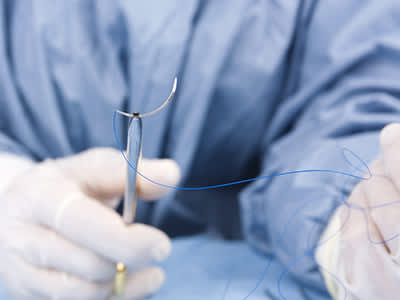外科医生给病人缝针。