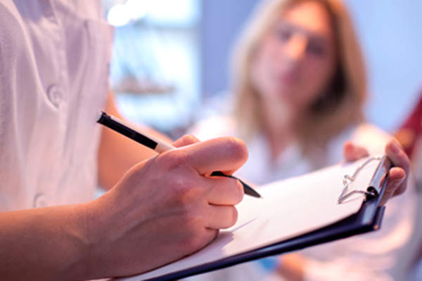 医生招募女性参加临床试验。