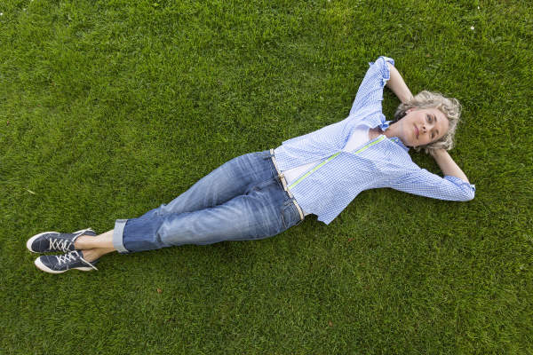休息在草的妇女