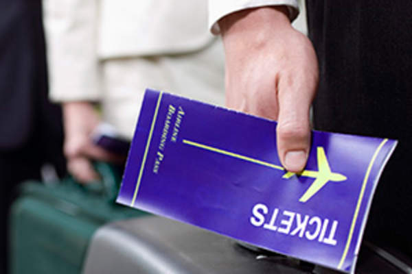 男子拿着登机牌。