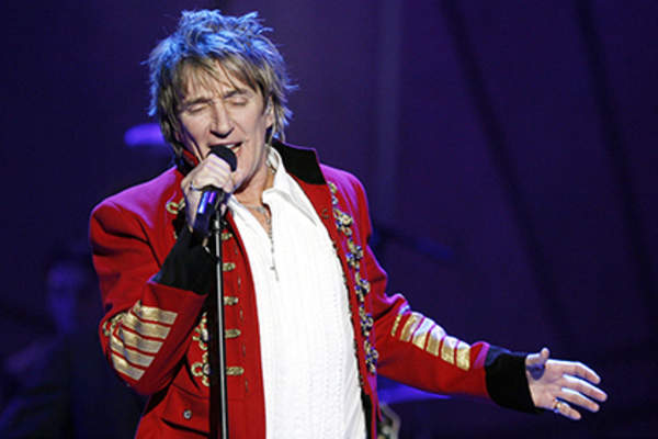 2006年11月12日,歌手罗德·斯图尔特在美国哥伦比亚广播公司的第八届年度“度假之家”节目中表演。