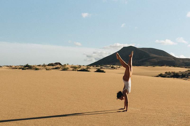女人在沙漠里倒立