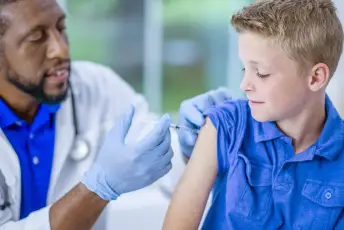 男孩接种了疫苗。