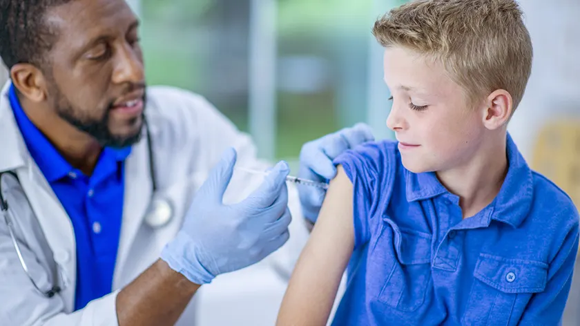 男孩正在接种疫苗。