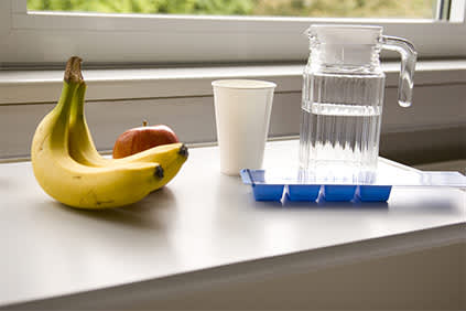 水果和医院小桌板的水罐。