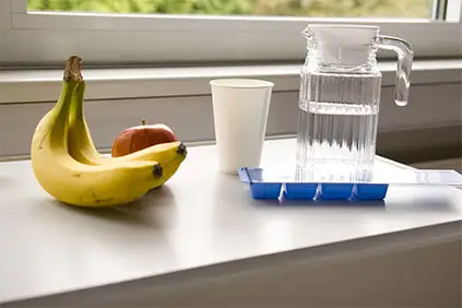 水果和投手水在医院盘子桌上的。