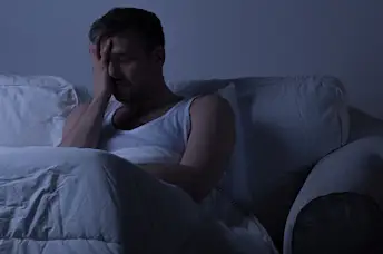 有偏头痛的人在暗室图象