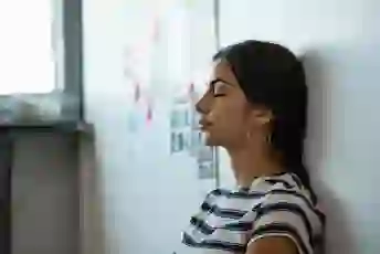 一个疲倦的女人闭上眼睛