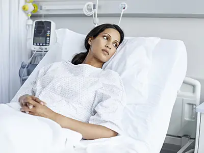 一个不幸的女人躺在医院病床上