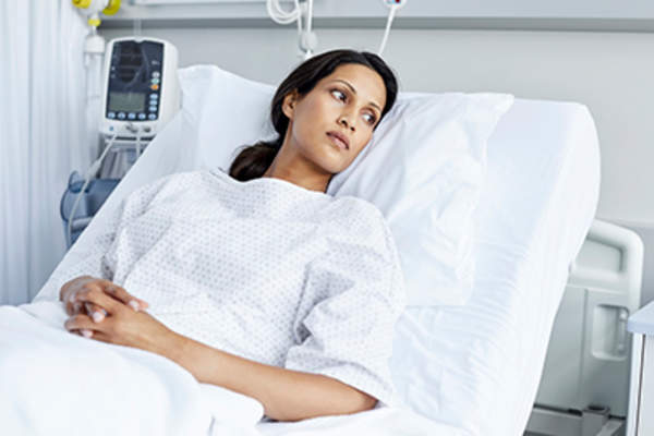 不幸的女人在医院的病床上。