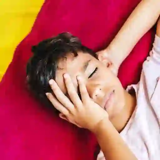 患有偏头痛的男孩
