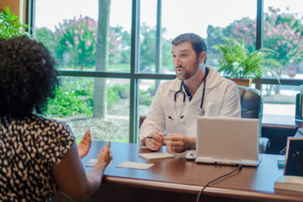 病人与妇产科医生交谈