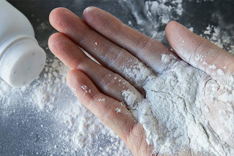 女子抱着婴儿粉,爽身粉。