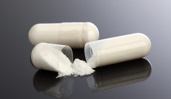 两个补充胶囊,一个拆配白色粉末倒出。