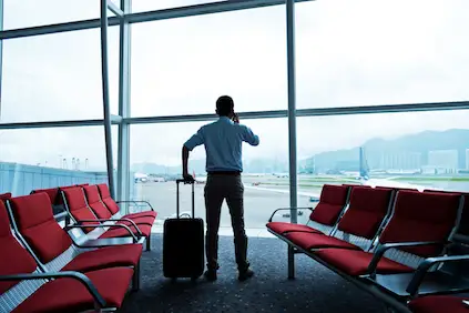 男人在机场等飞机。