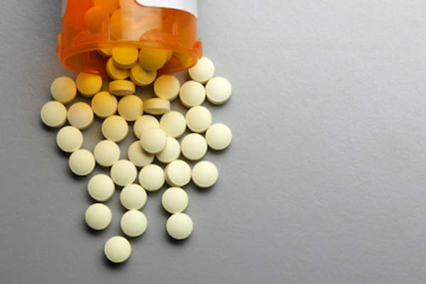 打翻了的瓶子处方药。