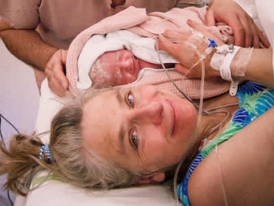 母亲和孩子出生后的片刻。