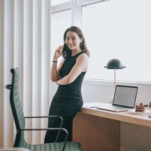 从桌子上站起来