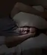 失眠的男人躺在床上