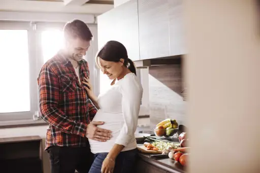 怀孕的夫妇在厨房有说有笑