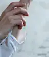 女人挠胳膊