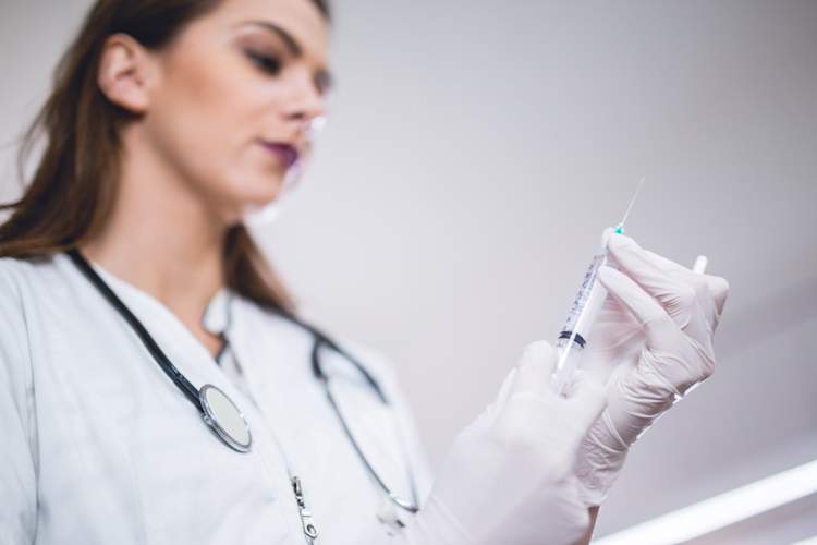 医生正在准备类固醇注射。