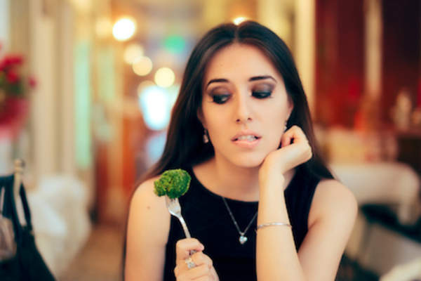 女人在不饿的时候考虑吃东西。