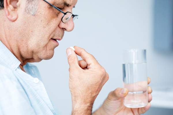 老人服用避孕药