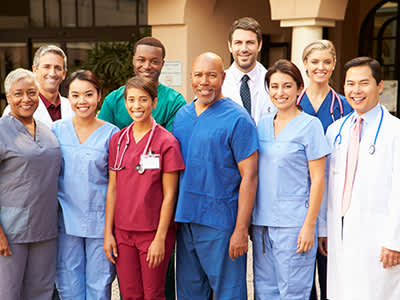 多元化的医疗专业人员群体。