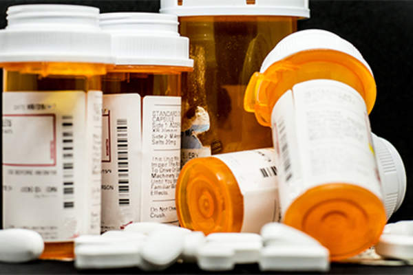 处方瓶和药片。