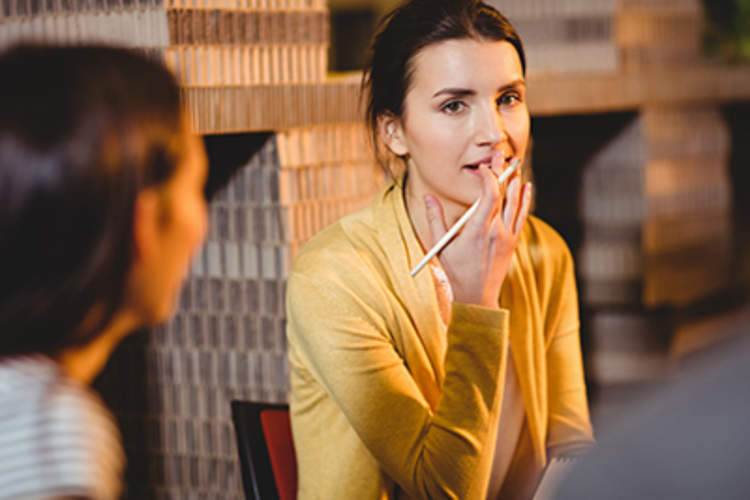 一个女人,包括她的嘴,以避免说着什么意思。