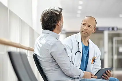 男人在和他的医生说话。