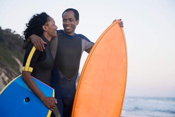 关于夫妇去冲浪和趴板冲浪。