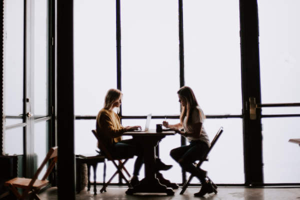 两个女人在咖啡谈话