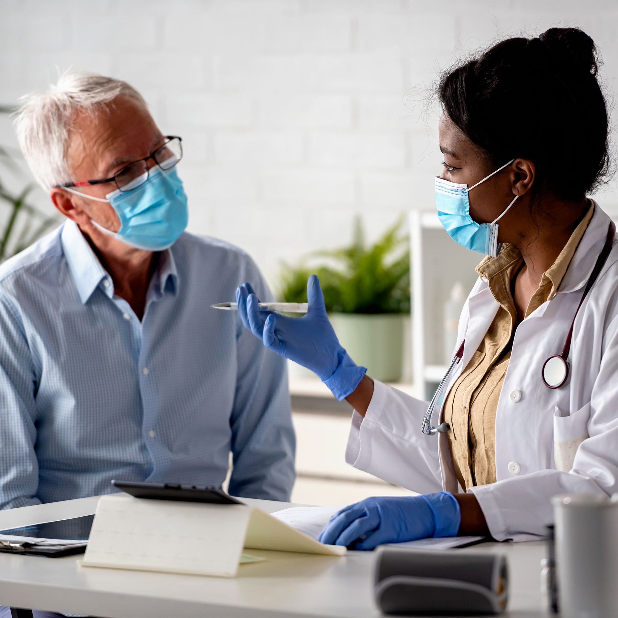 一个男人和他的医生说话