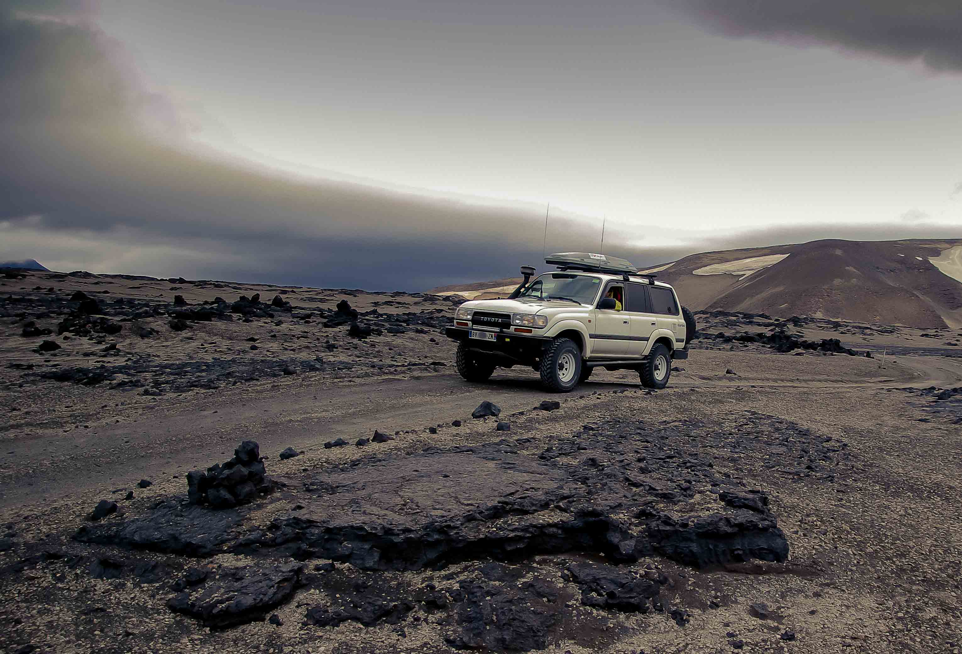 4.iceland-jeep-on-gravel-road